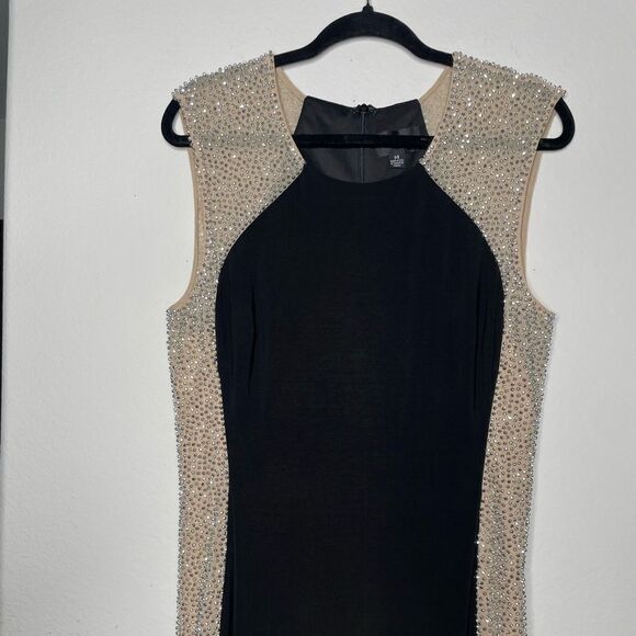 Elegant Black and Gold Evening Gown - Picture 2 of 9